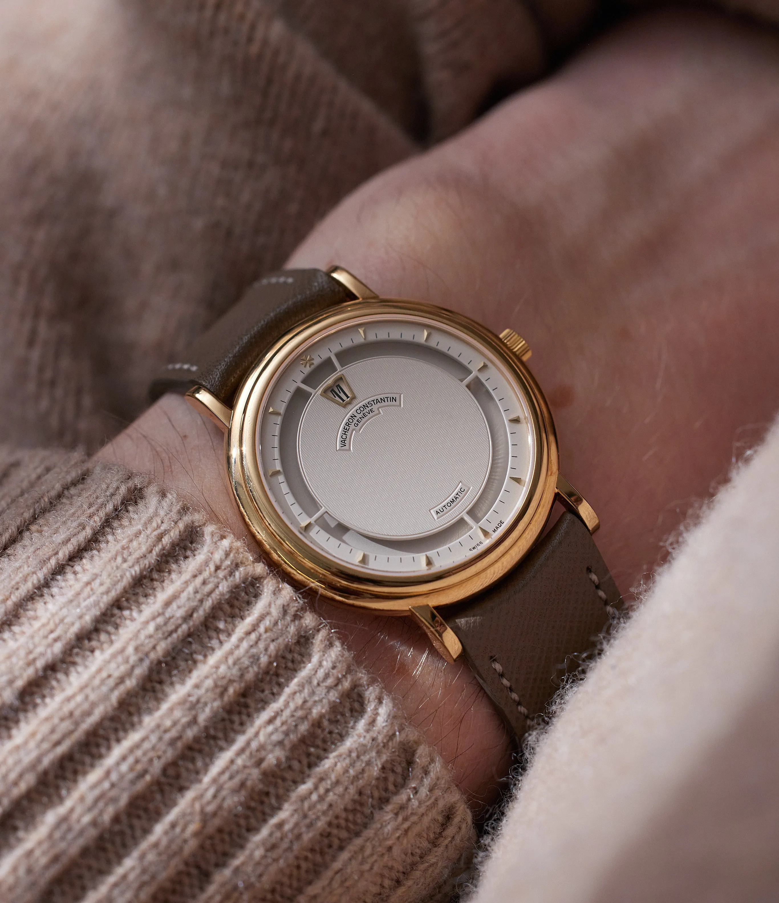 Jump Hour 43040 | Yellow Gold