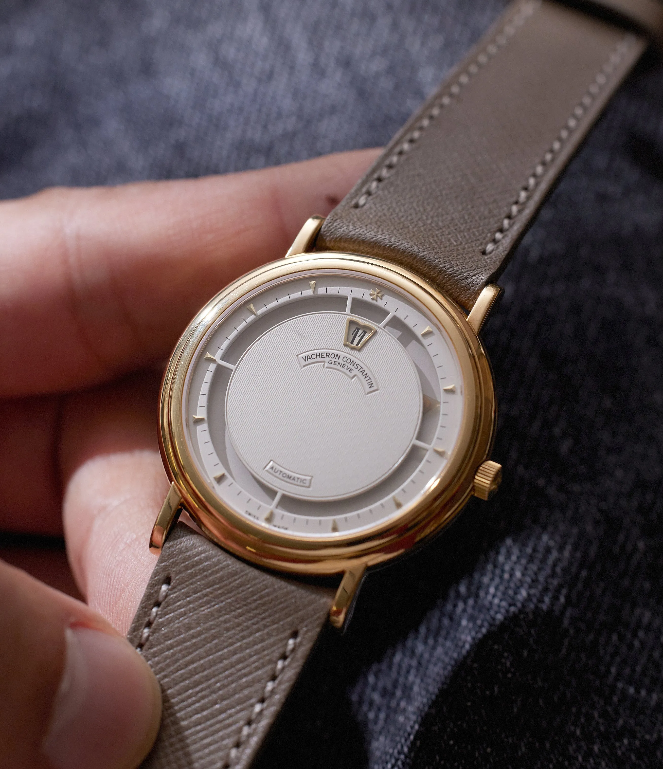 Jump Hour 43040 | Yellow Gold
